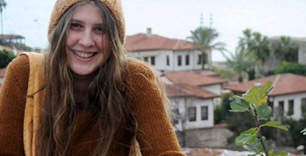 PKK'ye katılan 'kırmızı fularlı kız'ın annesi ve kız kardeşi gözaltına alındı