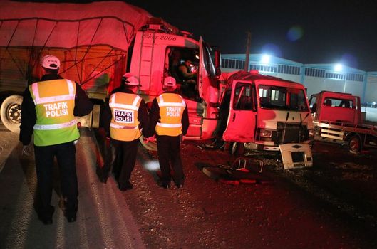 İşçi servisi kamyon ile çarpıştı: 17 yaralı