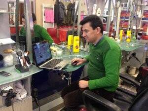 Kuaför Ekrem Bey müşterilerini laptopundan takip ediyormuş