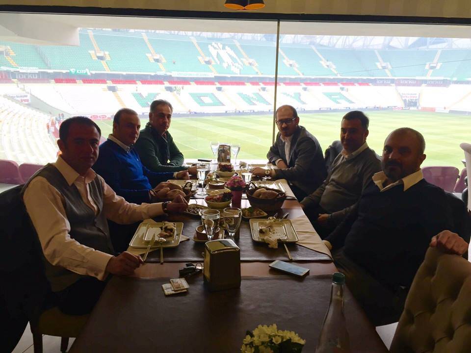 Sportmen iş adamları Arena restoranda