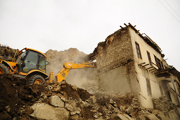 Halkapınar'da kerpiç evler yıkılıyor