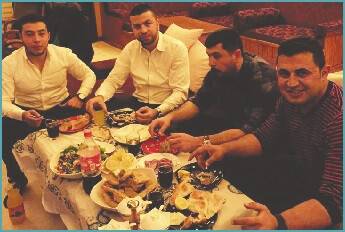 Genç İşadamı Feyzullah Bayat Dostları İle