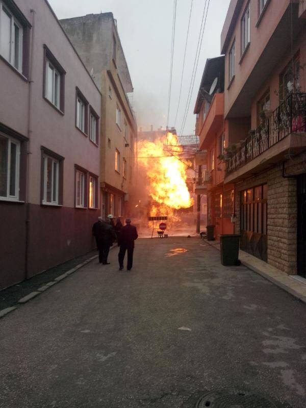 Doğalgaz borusundan yükselen alevler apartmanların boyunu aştı