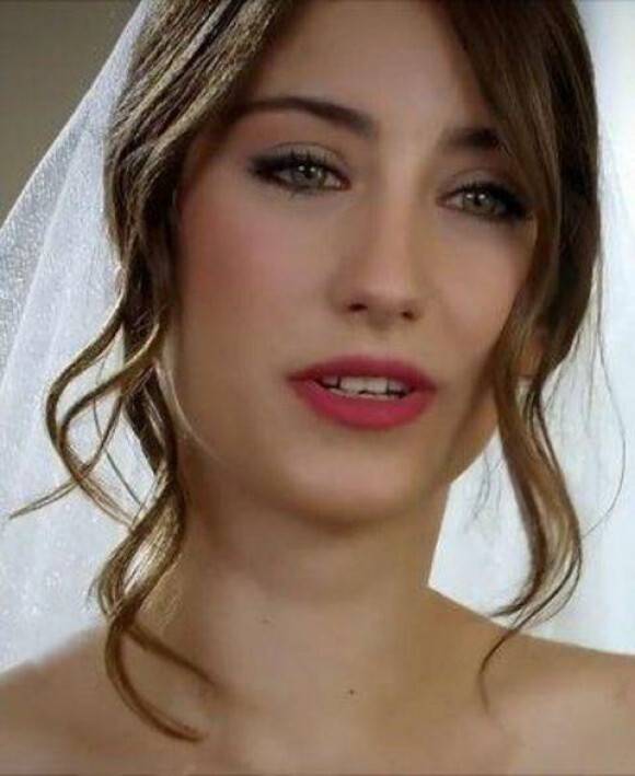 Hazal Kaya ve Aras Bulut İynemli Yeni Yıl'da Acun'un kanalı TV8'de!