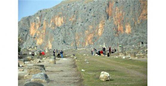 Anavarza Antik Kenti’nde duble yol heyecanı