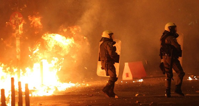 Yunanistan'da sokaklar ateş altında