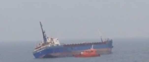 Kum yüklü gemi batma tehlikesi geçiriyor