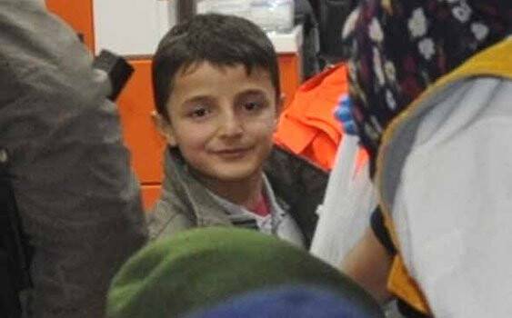 Kayıp kardeşler babalarının trafik kazasında öldüğü yerde bulundu