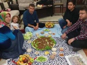 Habib Çağlayan ile aile  dostlarının çiğ köfte ziyafeti