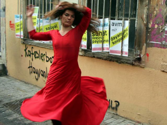 Kırmızı Elbiseli Kadından Danslı “Caferağa” Protestosu
