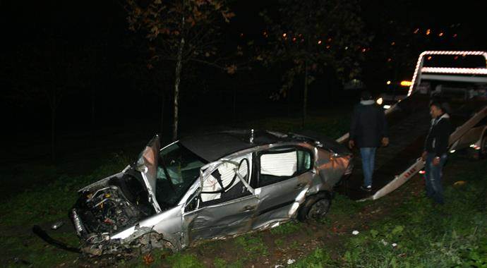 İzmir'de polisten kaçan adamlar kaza yaptı, 2 yaralı var