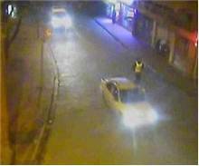 Trafik polisini 300 metre sürükledi
