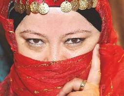 Nur Erdem Hanım Osmanlı  Havasına Girmiş