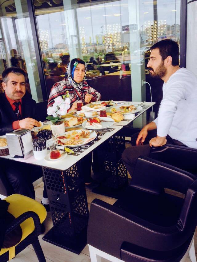 Sapmaz ailesi Ege Pastanesinde