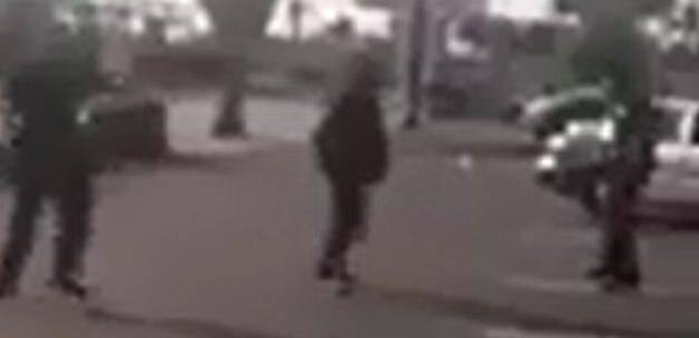 İki polis saldırınca, o da tekme tokat daldı