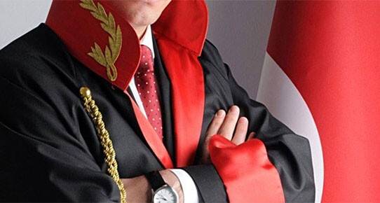 Avukata duruşmada ayakta durma cezası!