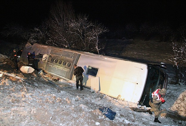 Sivas'ta yolcu otobüsü devrildi: 1 ölü, 49 yaralı