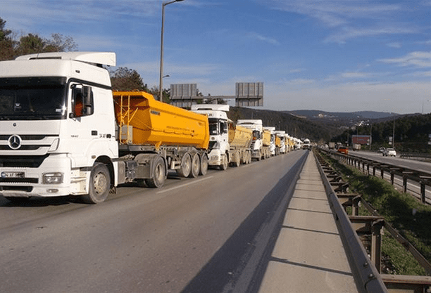 300 kamyonla eylem yaptılar