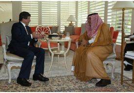 Suudi Bakandan Davutoğlu'na Jest