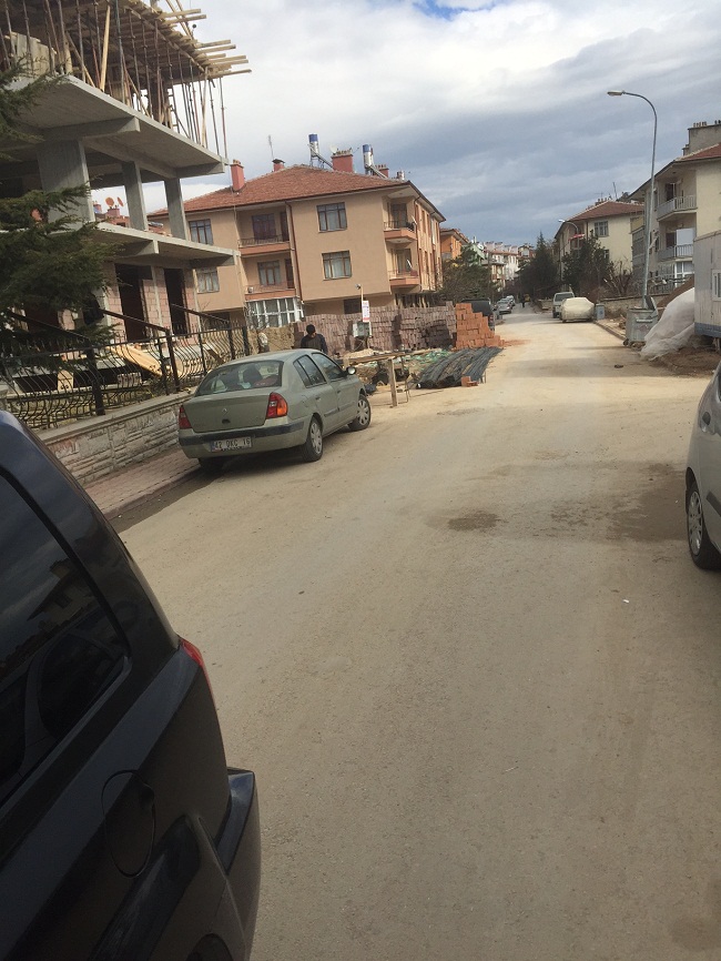 Meram Belediyesi inşaatın sokak işgaline engel olamıyor.