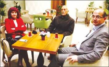 Alagöz Çifti  Arena Restoran’da Yemek Sonrası Çay Sohbetinde