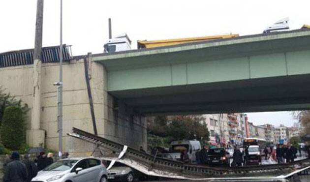 Kadıköy'de köprünün korkulukları çöktü