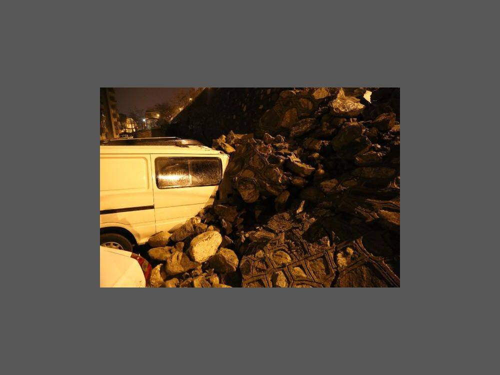 Sitenin İstinat Duvarı Çöktü: 8 Araç Zarar Gördü