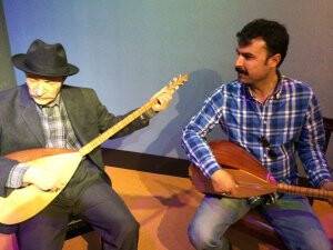 Bekir Karataş sazını konuşturmaya başlamış