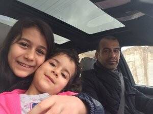 Veli Erim Bey kızları ile seyahatte