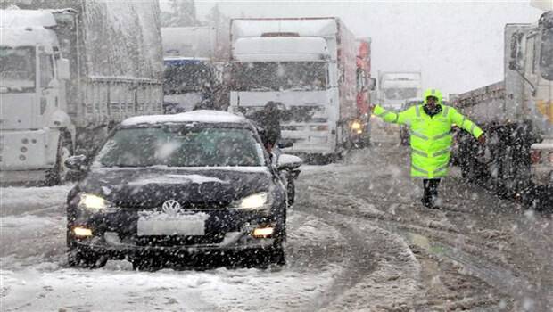 Türkiye Kara Teslim Oldu, Yollar Kapandı, Elektrikler Kesildi