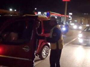 Ceza Almamak İçin Polisi Öpücüğe Boğdu