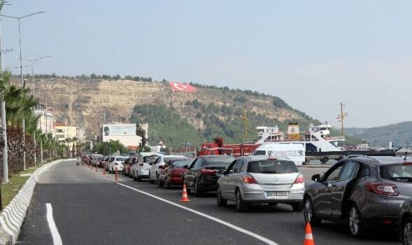 Çanakkale’de Feribot Kuyruğu