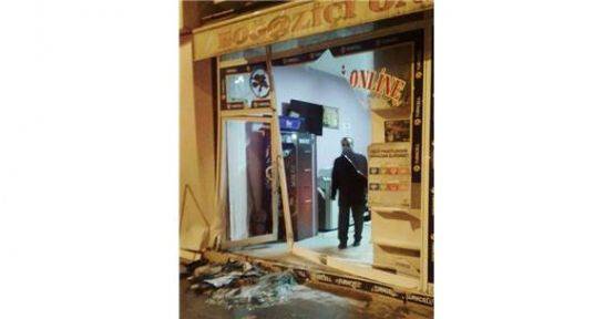 Süratli araç internet cafeye daldı