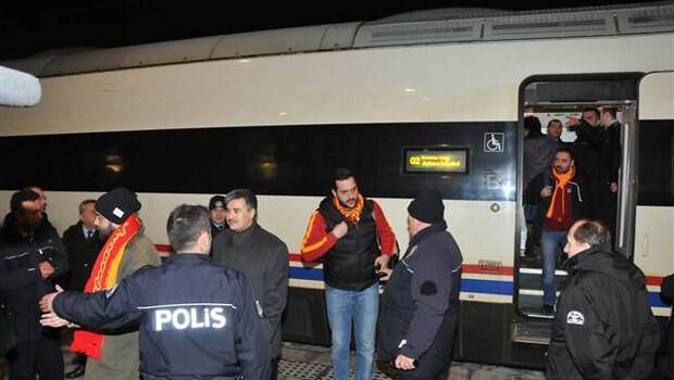 Galatasaray taraftarları YHT'yi 1 saat geciktirdi