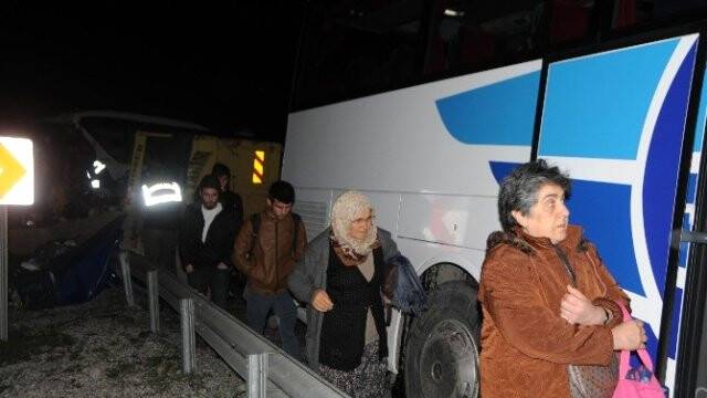 Devrilen Kamyon Yolcu Otobüsü ile Çarpıştı: 1'i Ağır 12 Yaralı