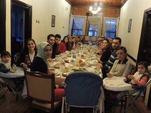 Mustafa Çelepçi ve ofis çalışanları yemekte