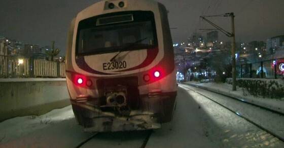 Trenin altında feci ölüm
