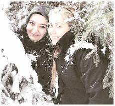 Fatoş Yılmaz Ve Zeliha Üzümcü  Büyükşehir Önünde