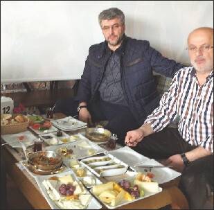 Harun Çelik  Dostları İle  Kahvaltıda