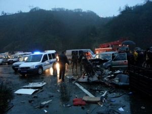 Rize'de Otomobil İle Kamyonet Çarpıştı: 2 Ölü, 1 Yaralı