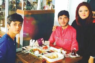 Derya Erulaş, Oğullarıyla Birlikte