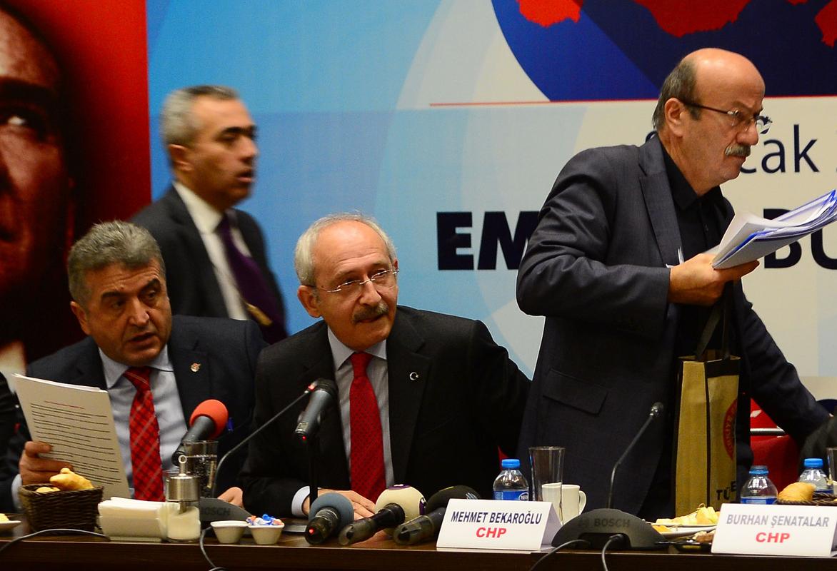 Kılıçdaroğlu'na ayakkabı fırlatılınca Mehmet Bekaroğlu bakın ne yaptı