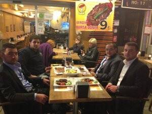 Ömer Ceylan ve dostları Meşhur Kekikli Köfte’deler