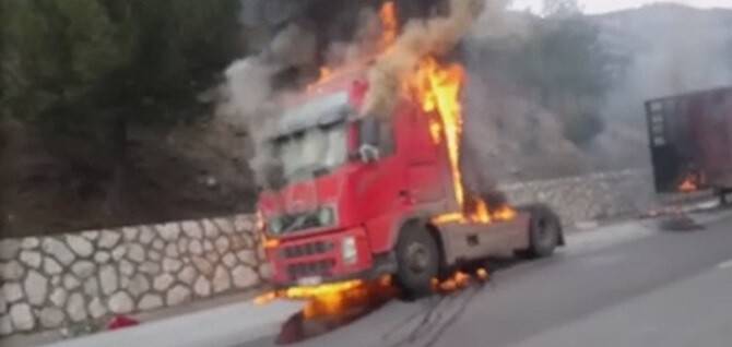 Adana yolunda tır yandı!