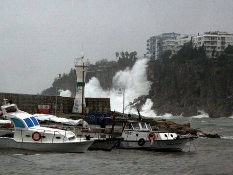 Antalya’da tekneler battı, dalgalar 30 metrelik falezleri aştı