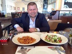 Salih Özkan Bolenoz soslu makarna keyfinde