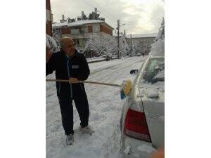 Avni Uluer otomobil temizliğinde