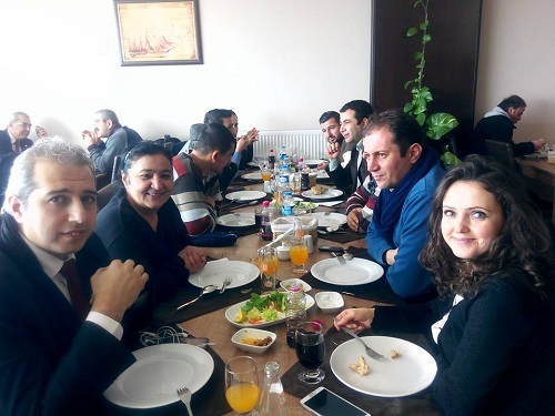 Hukukçu Tarkan Büyükoktar ve dostları yemekte