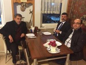 Eski dostlar yemekte buluşmuş