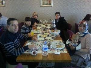 Hüsnü Öztürk ailesiyle kahvaltıda
